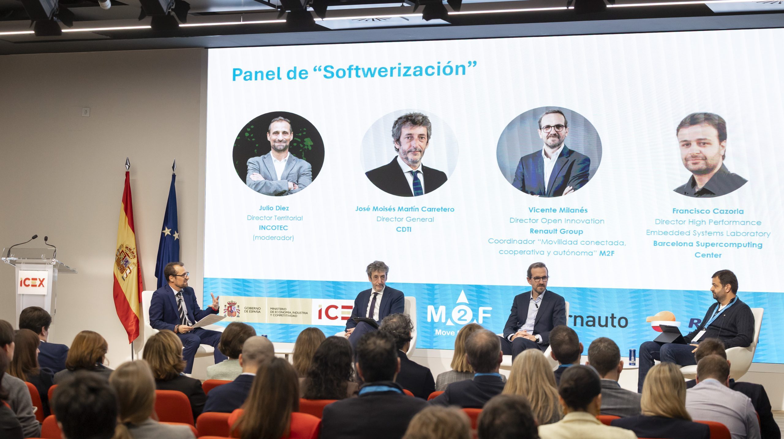 Julio Díez, moderando el panel de innovación en software